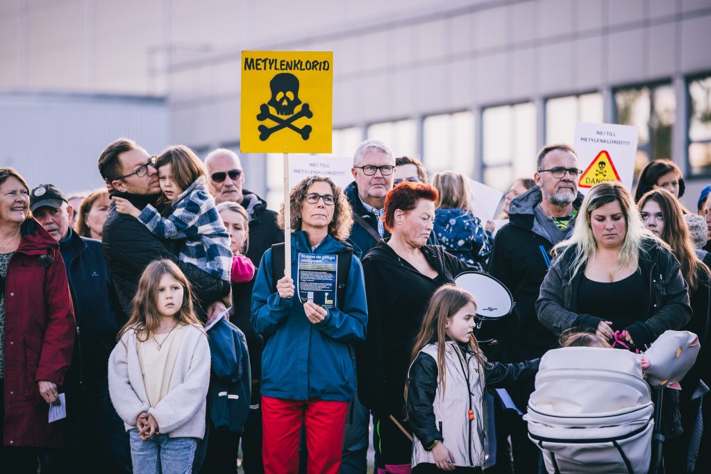 Bild från protest utanför Senior Materials fabrik 1 oktober 2025.